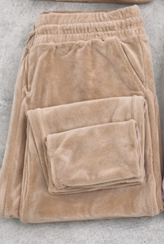 Conjunto Plush de 2 Piezas - Campera Crop y Pantalón Tiro Alto