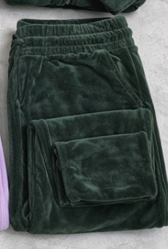 Conjunto Plush de 2 Piezas - Campera Crop y Pantalón Tiro Alto