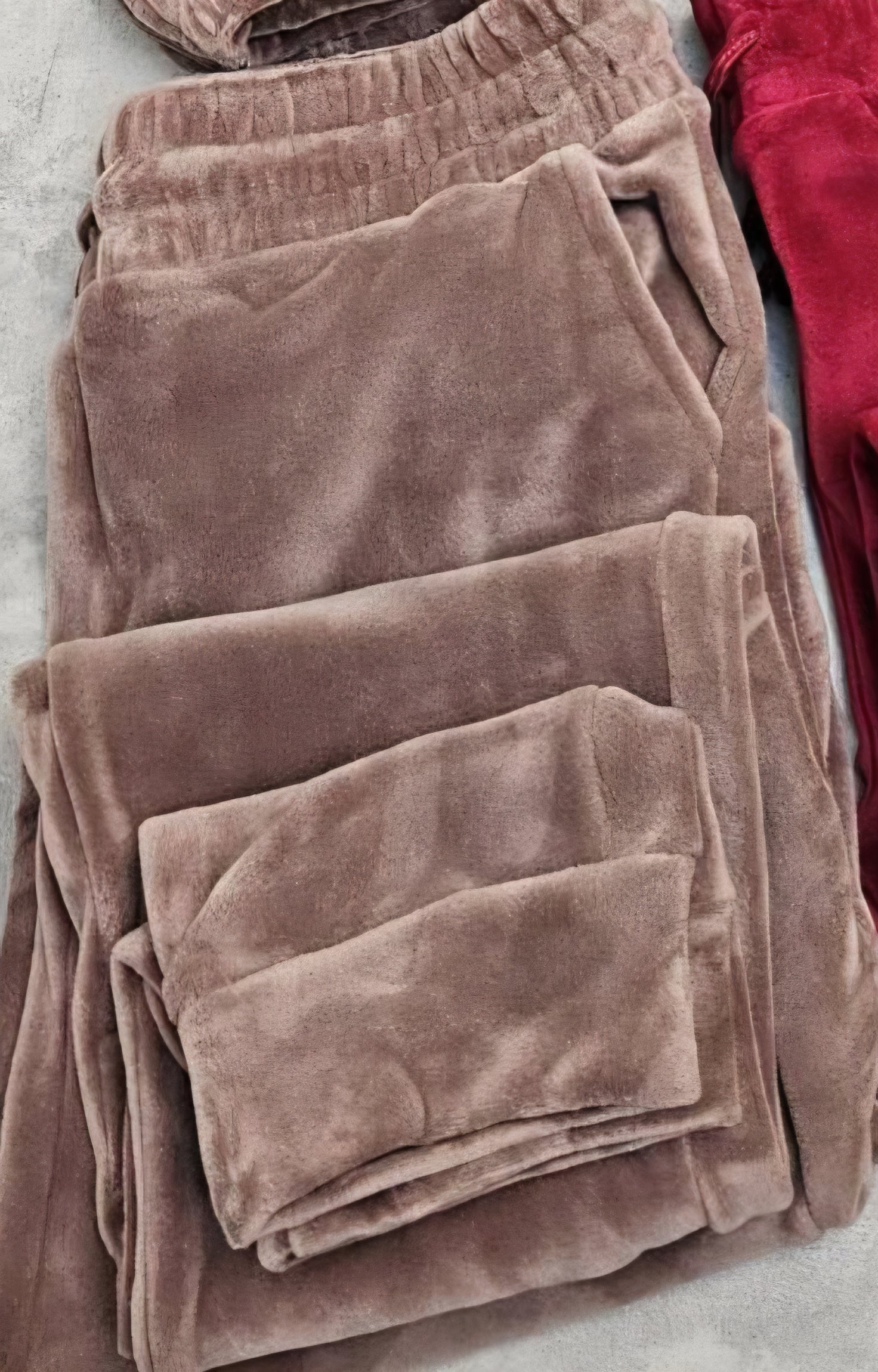 Conjunto Plush de 2 Piezas - Campera Crop y Pantalón Tiro Alto